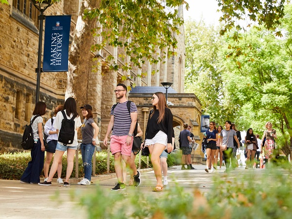 Sinh viên trường University of Adelaide College